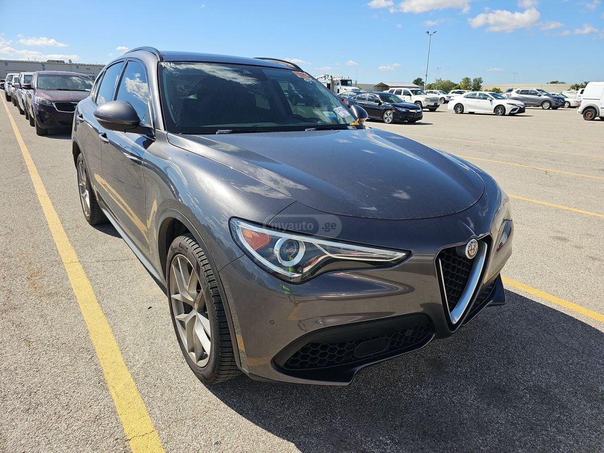 Alfa Romeo Stelvio 2018 — photo 2