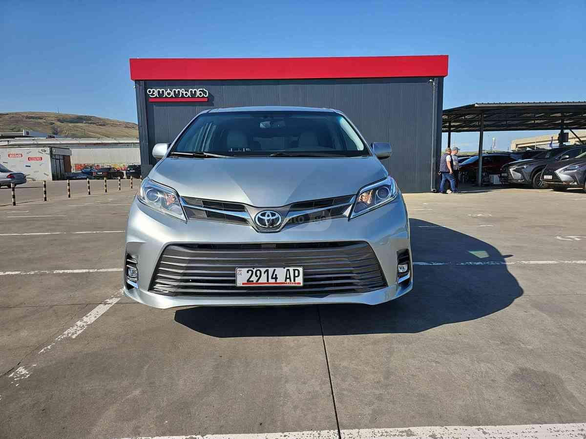 Toyota Sienna 2016 — photo 2
