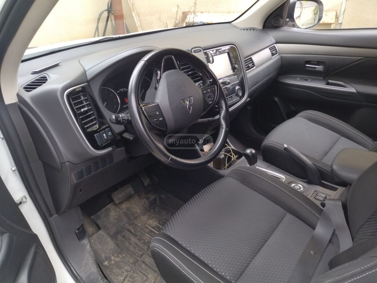 Mitsubishi Outlander 2016 — photo 2