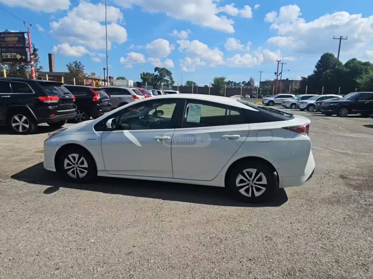 Toyota Prius 2016 — photo 2