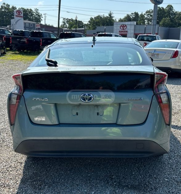 Toyota Prius 2017 — photo 2