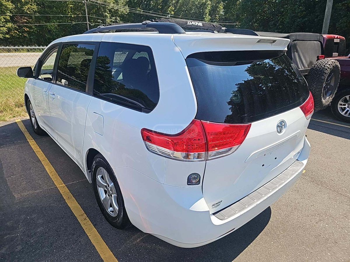 Toyota Sienna 2014 — photo 2