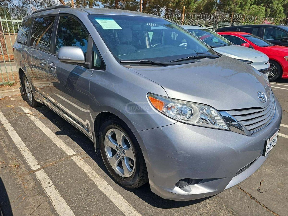 Toyota Sienna 2017 — photo 2