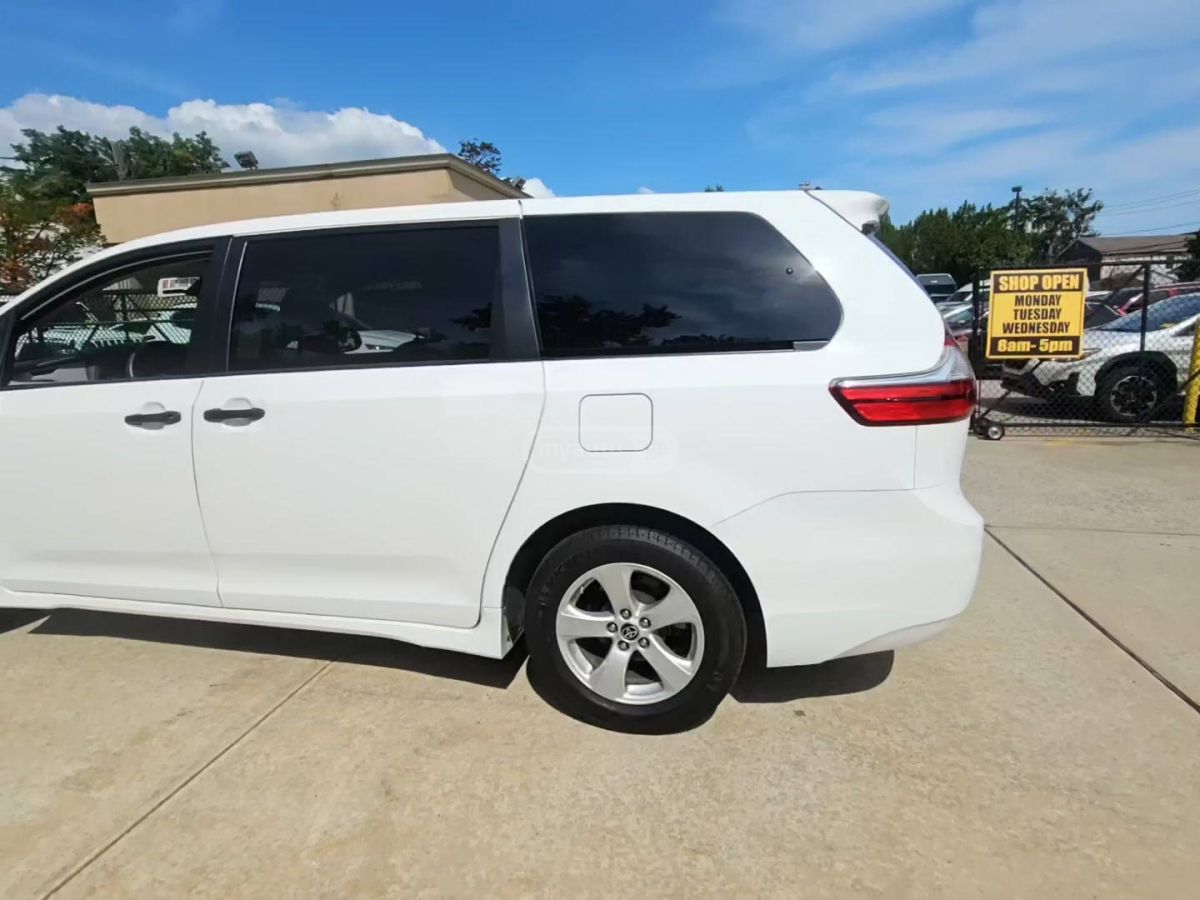 Toyota Sienna 2021 — photo 2
