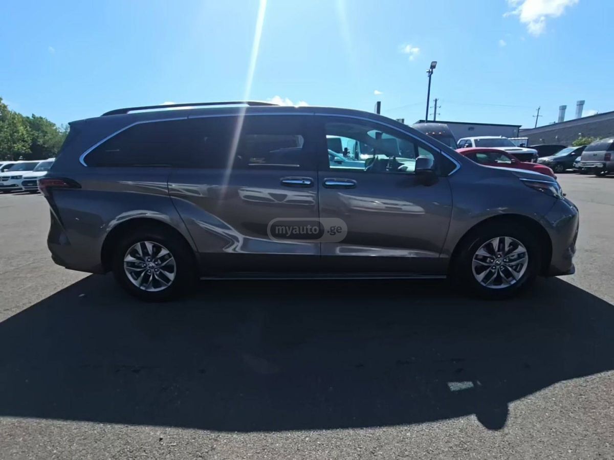 Toyota Sienna 2021 — photo 2