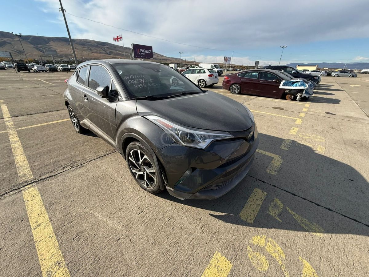 Toyota C-HR 2018 — photo 2