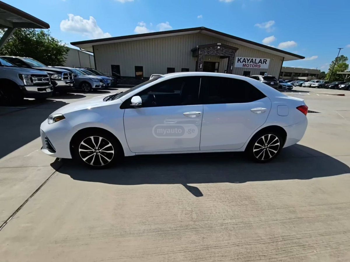 Toyota Corolla 2017 — photo 2