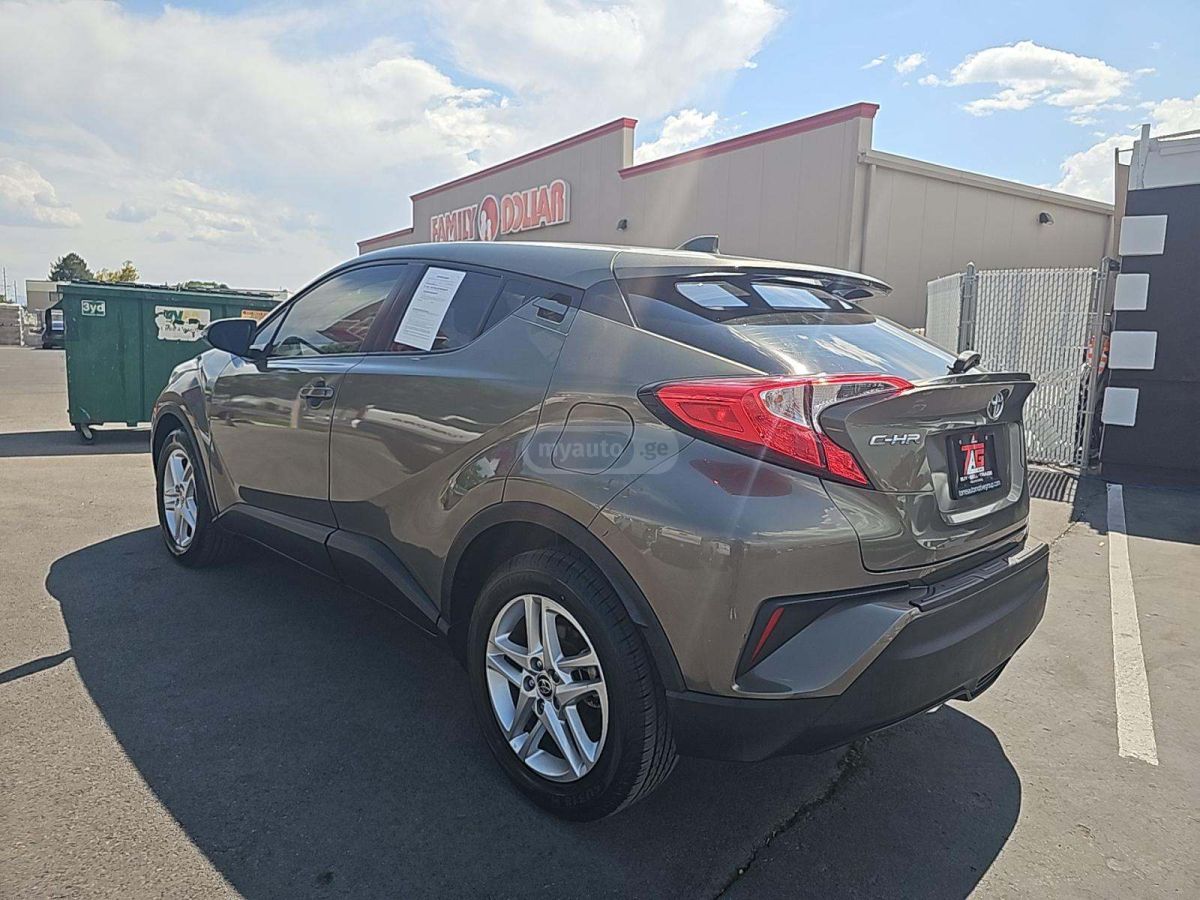 Toyota C-HR 2021 — photo 2