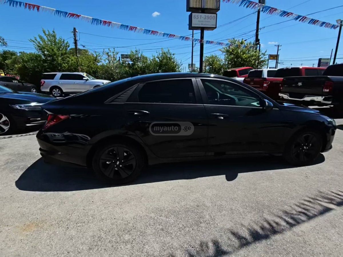 Hyundai Elantra 2022 — photo 2
