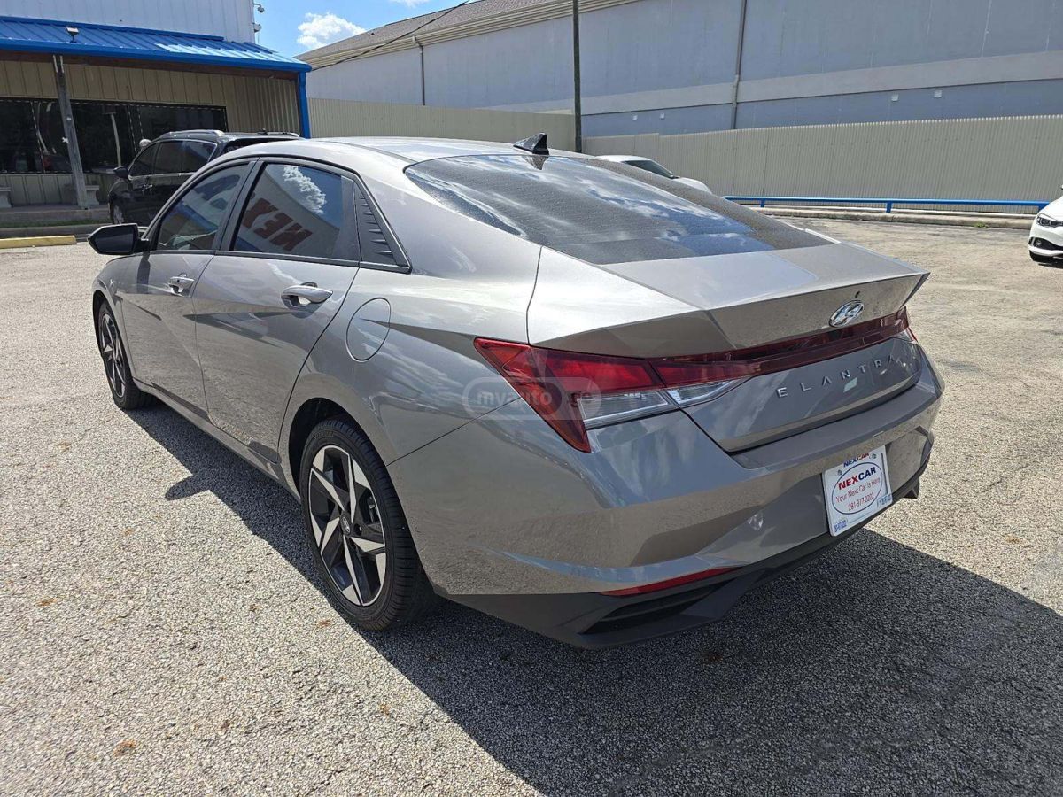 Hyundai Elantra 2023 — photo 2