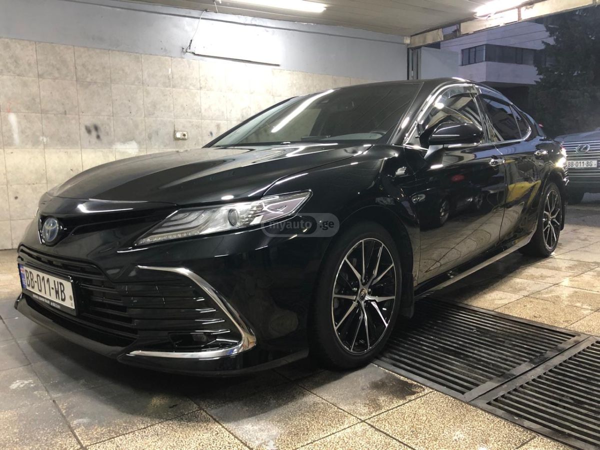 Toyota Camry 2021 — photo 2