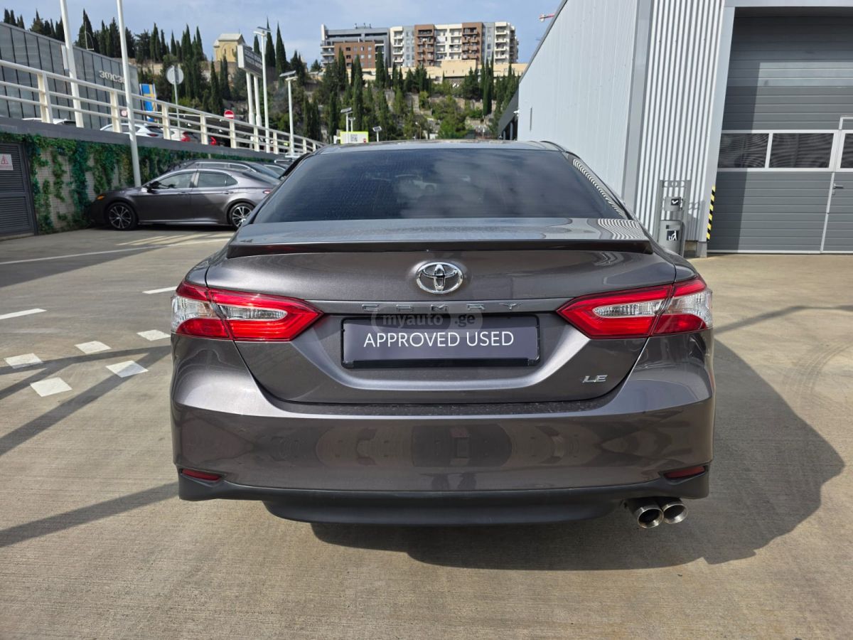 Toyota Camry 2017 — photo 2