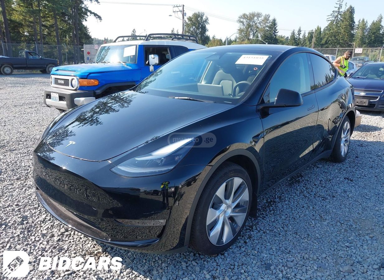 Tesla Model Y 2023 — photo 2