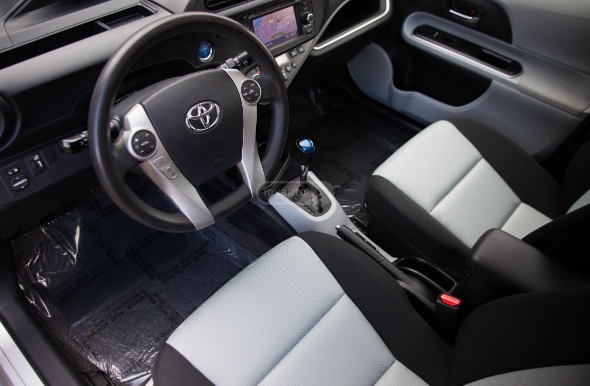 Toyota Prius C 2015 — photo 2