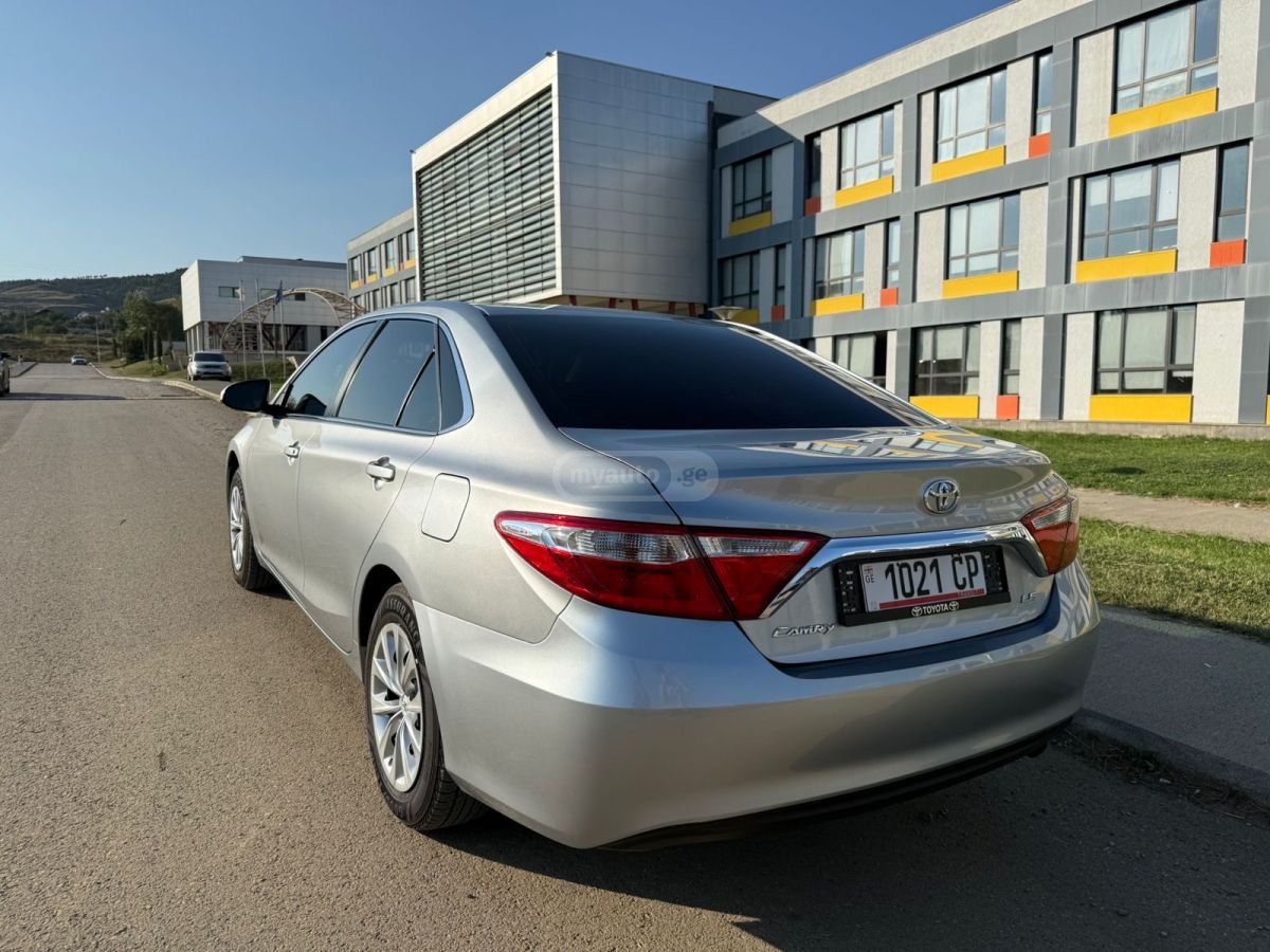 Toyota Camry 2017 — photo 2