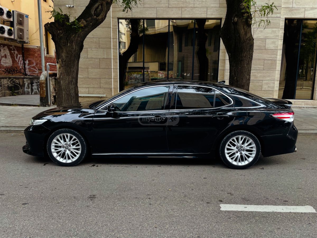 Toyota Camry 2019 — photo 2