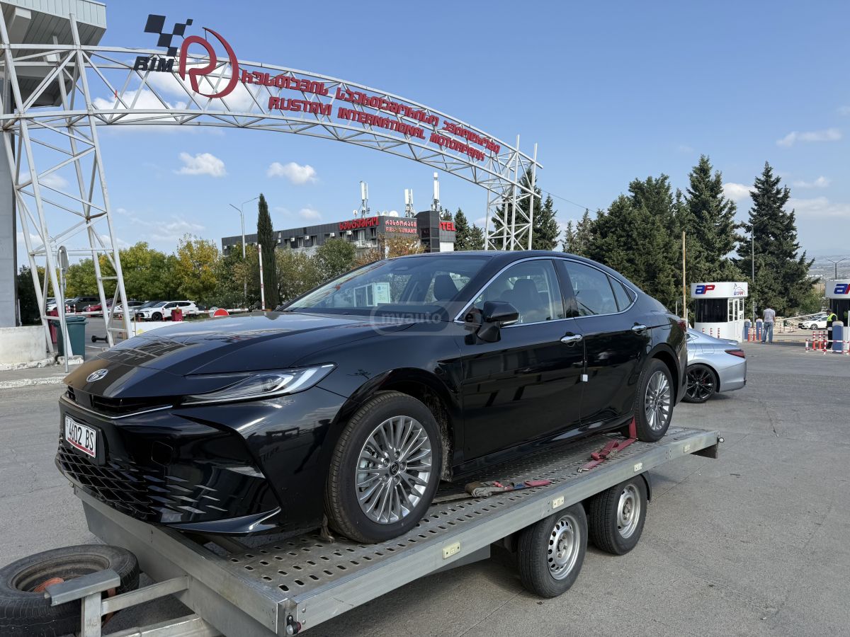 Toyota Camry 2025 — photo 2
