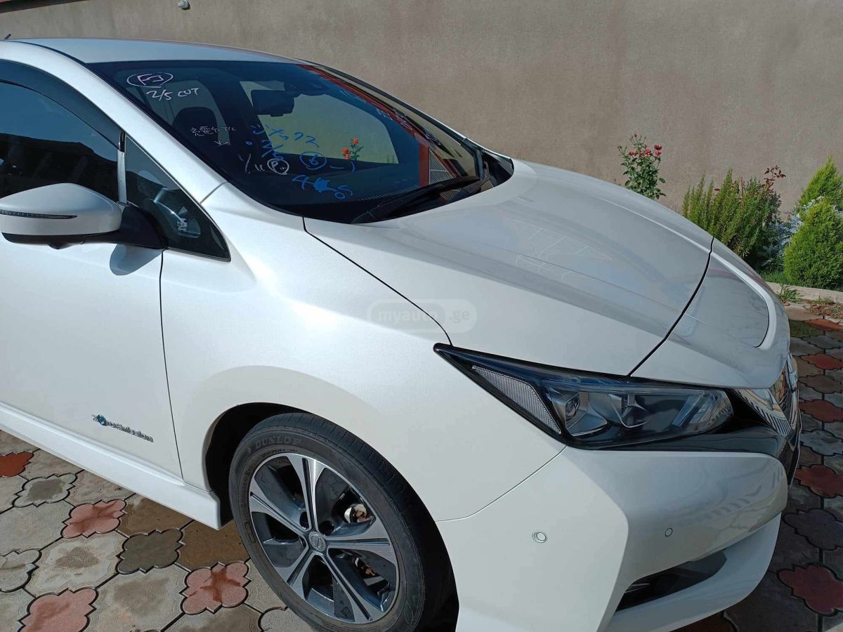 Nissan Leaf 2018 — photo 2