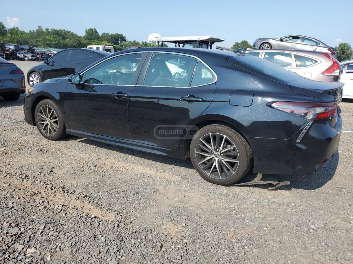 Toyota Camry 2022 — photo 2