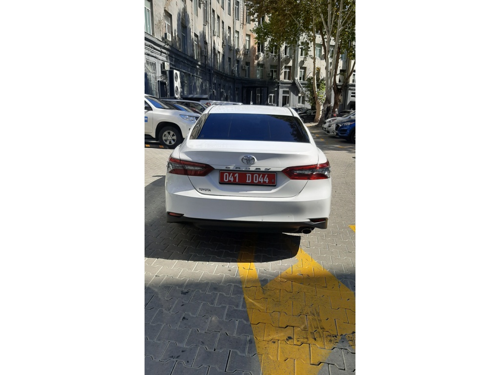 Toyota Camry 2023 — photo 2