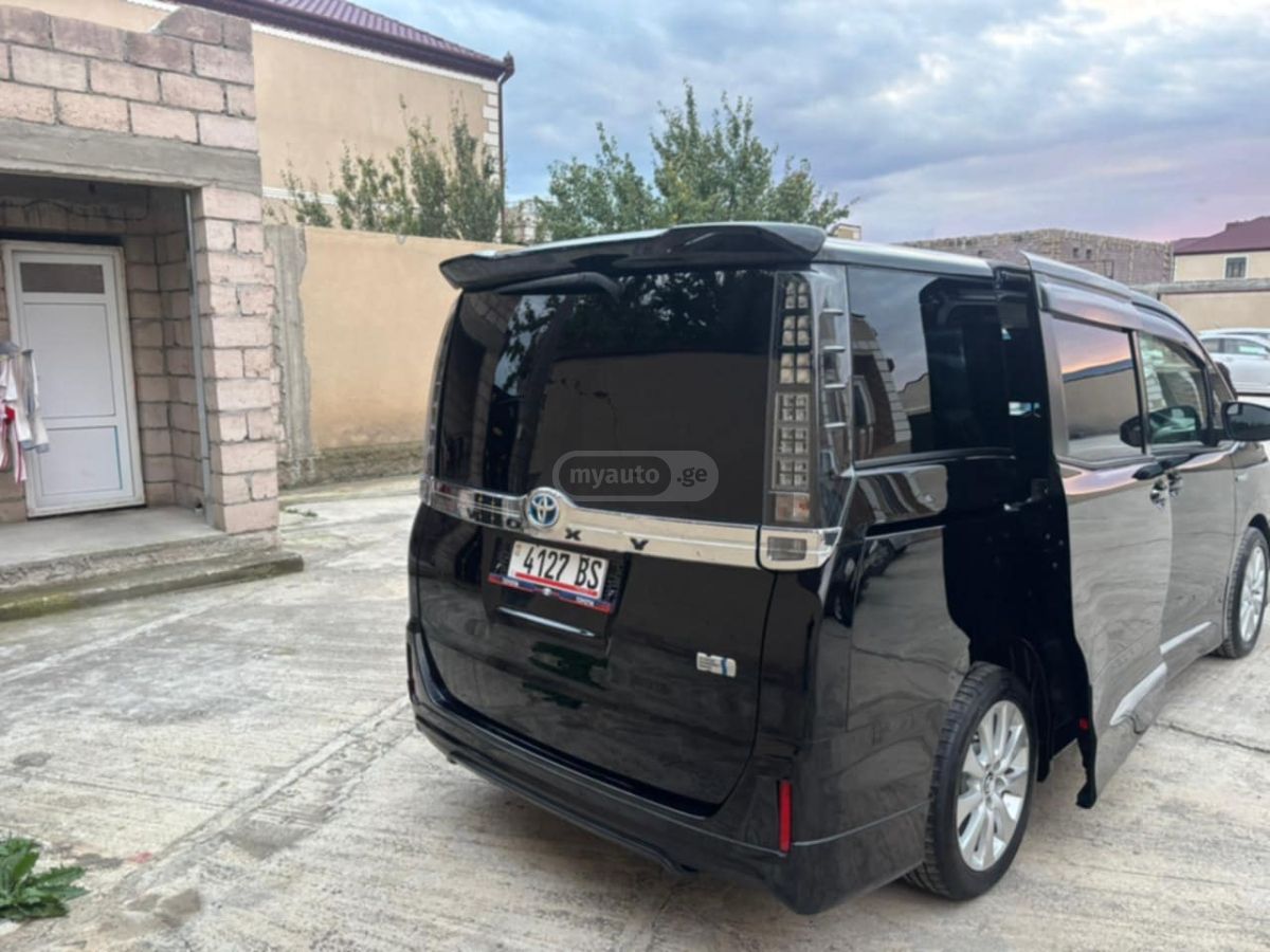 Toyota Voxy 2016 — photo 2