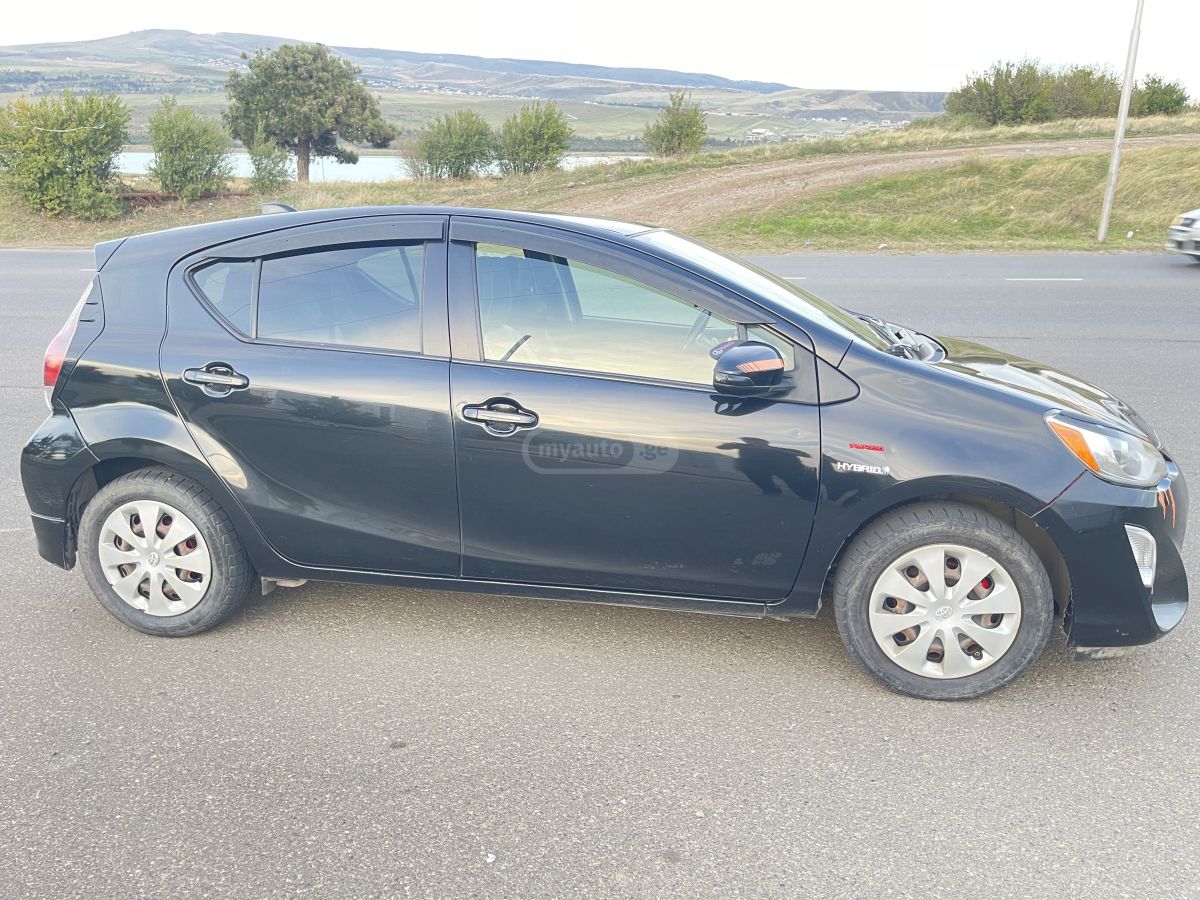 Toyota Prius C 2015 — photo 2
