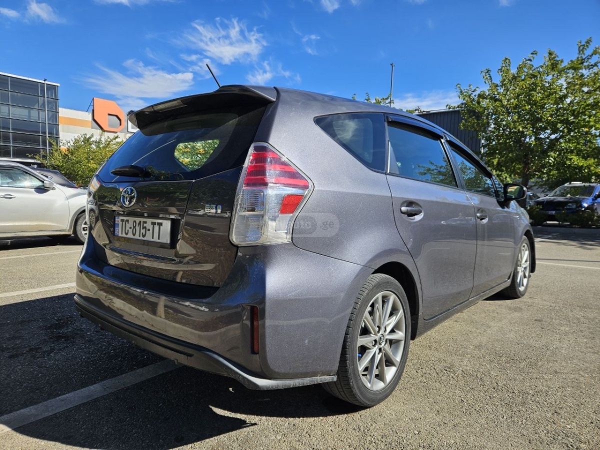 Toyota Prius V 2015 — photo 2