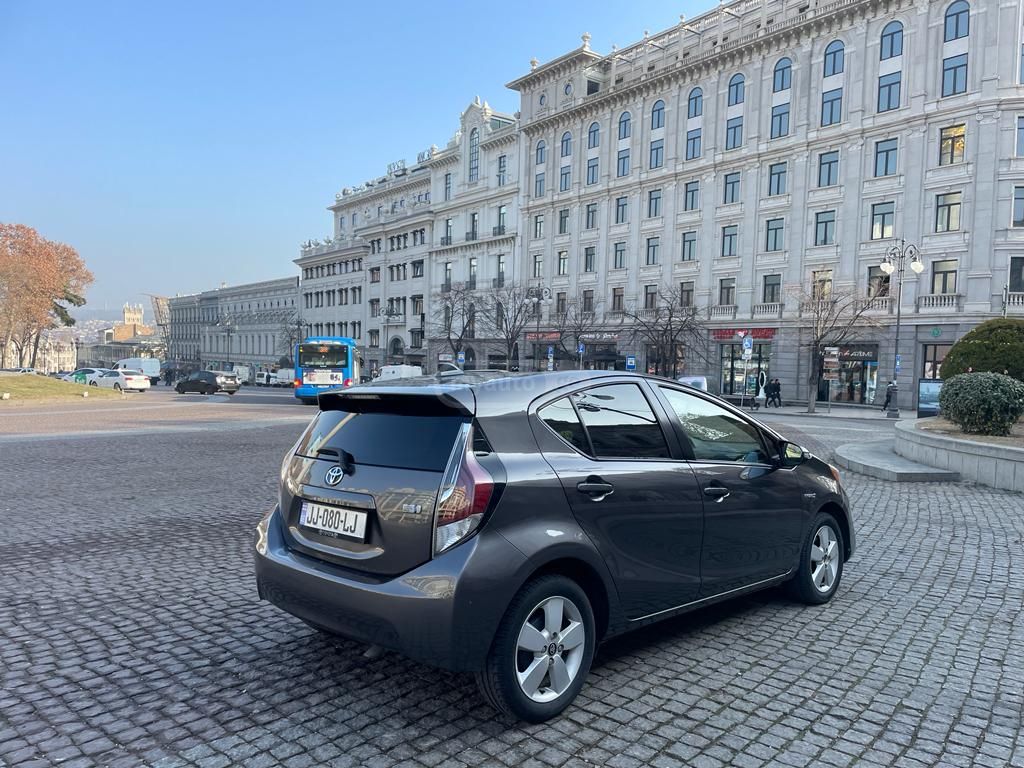 Toyota Prius C 2016 — photo 2