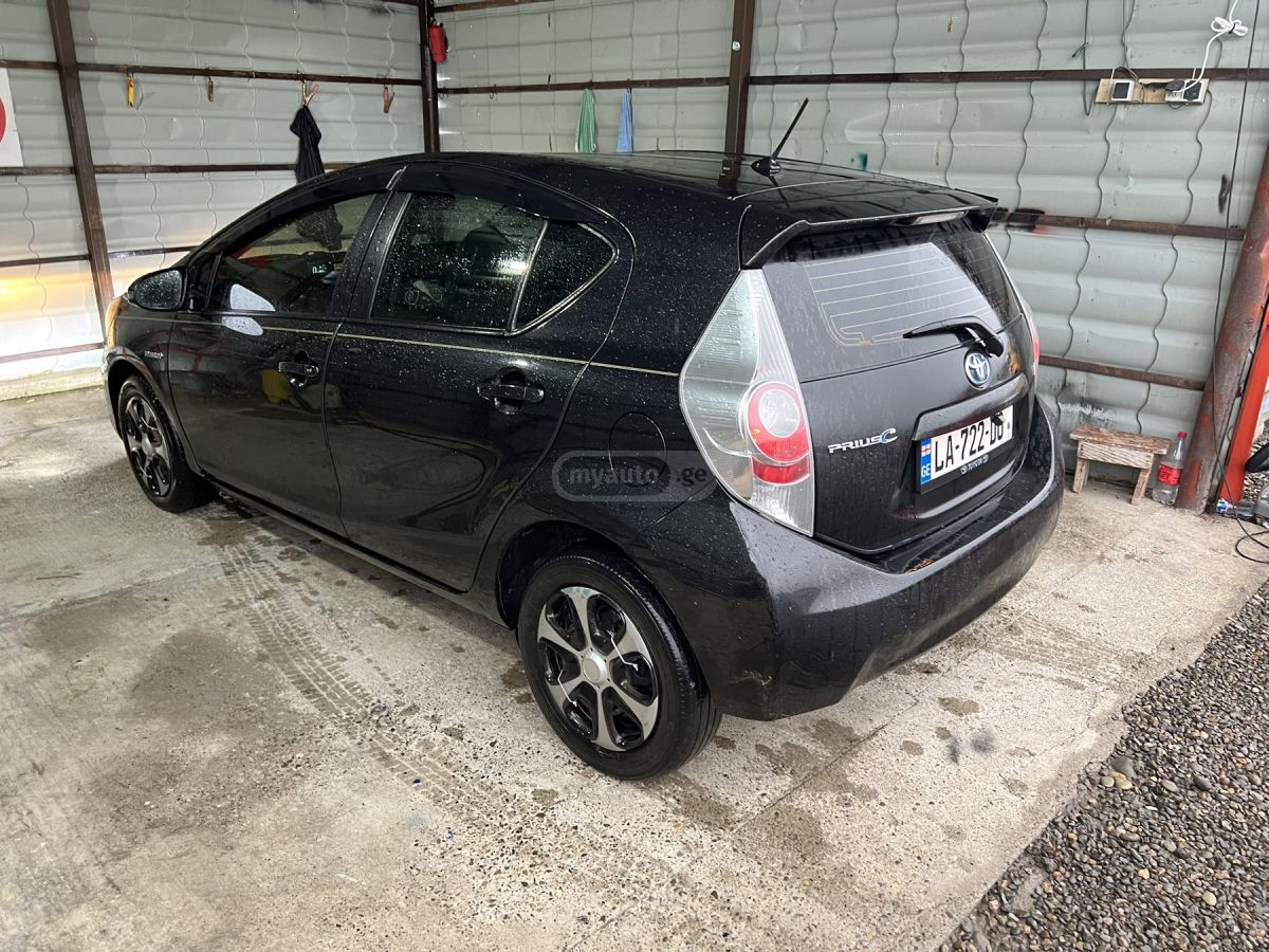 Toyota Prius C 2014 — photo 2