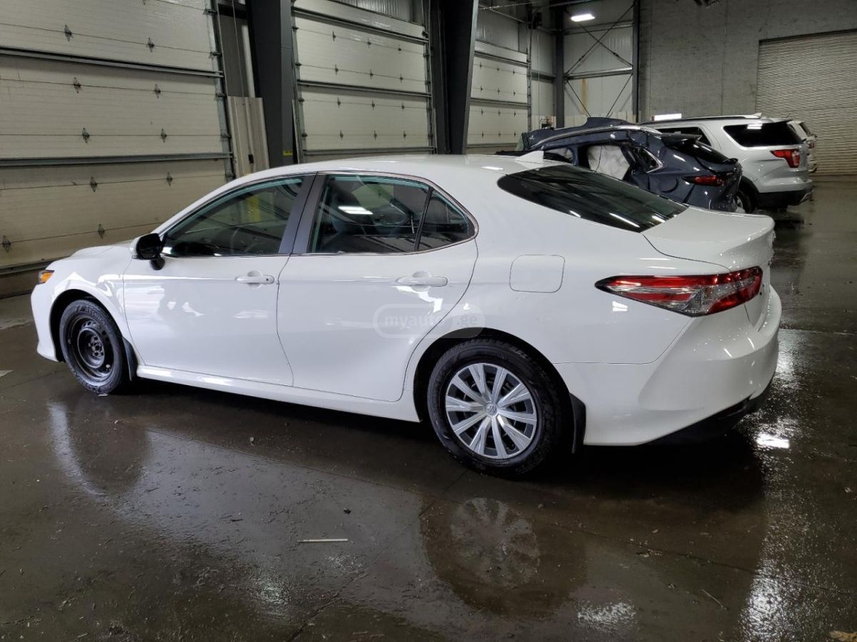Toyota Camry 2020 — photo 2