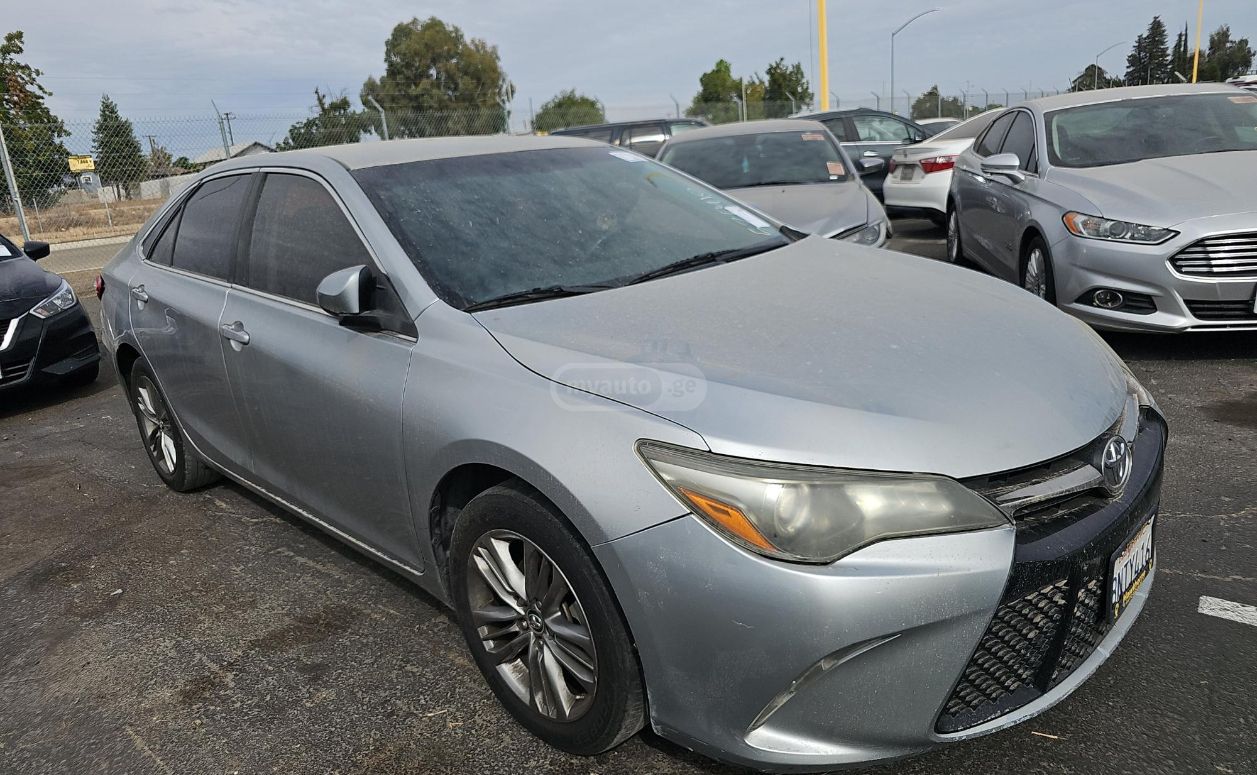 Toyota Camry 2016 — photo 2
