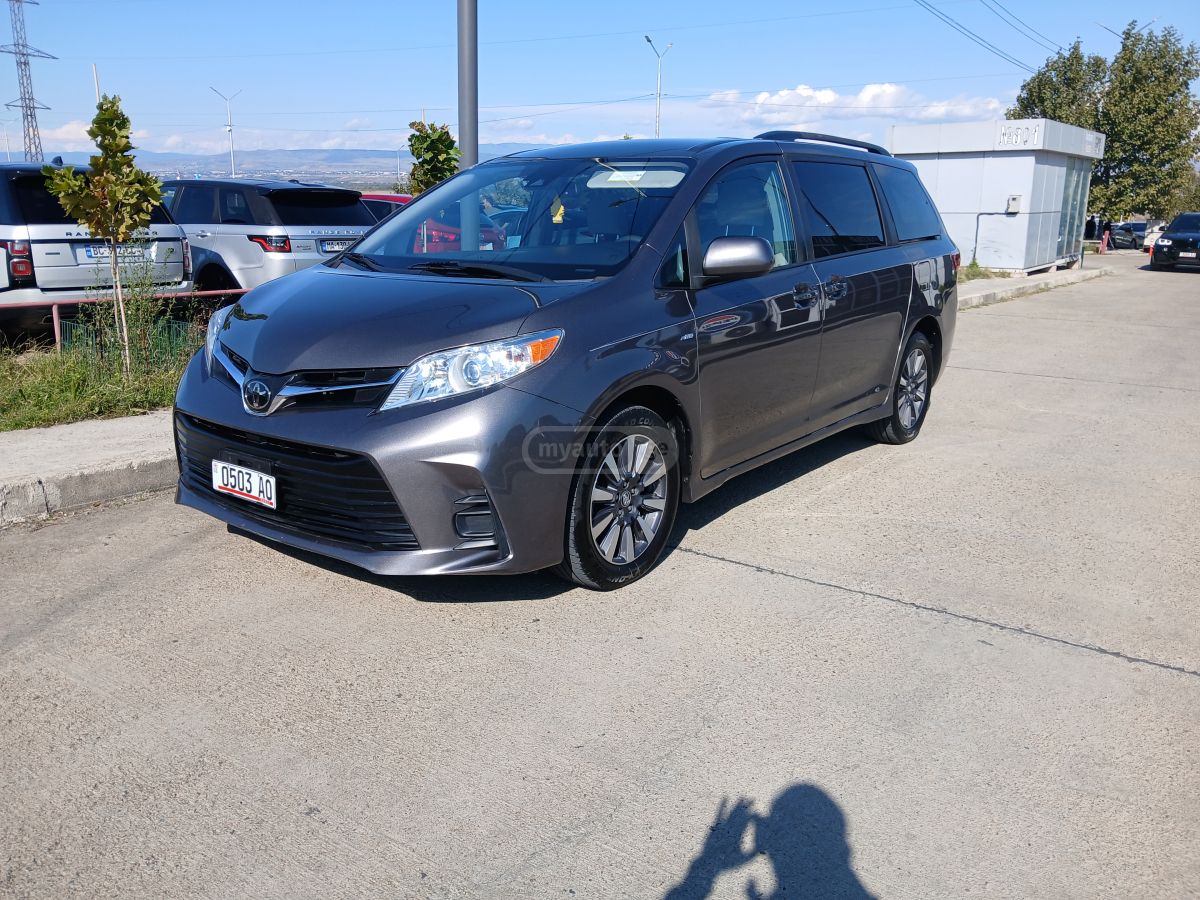 Toyota Sienna 2019 — photo 2