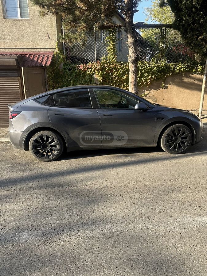 Tesla Model Y 2022 — photo 2