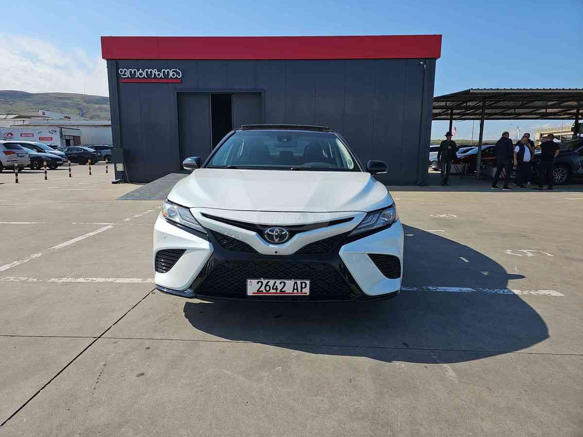 Toyota Camry 2019 — photo 2