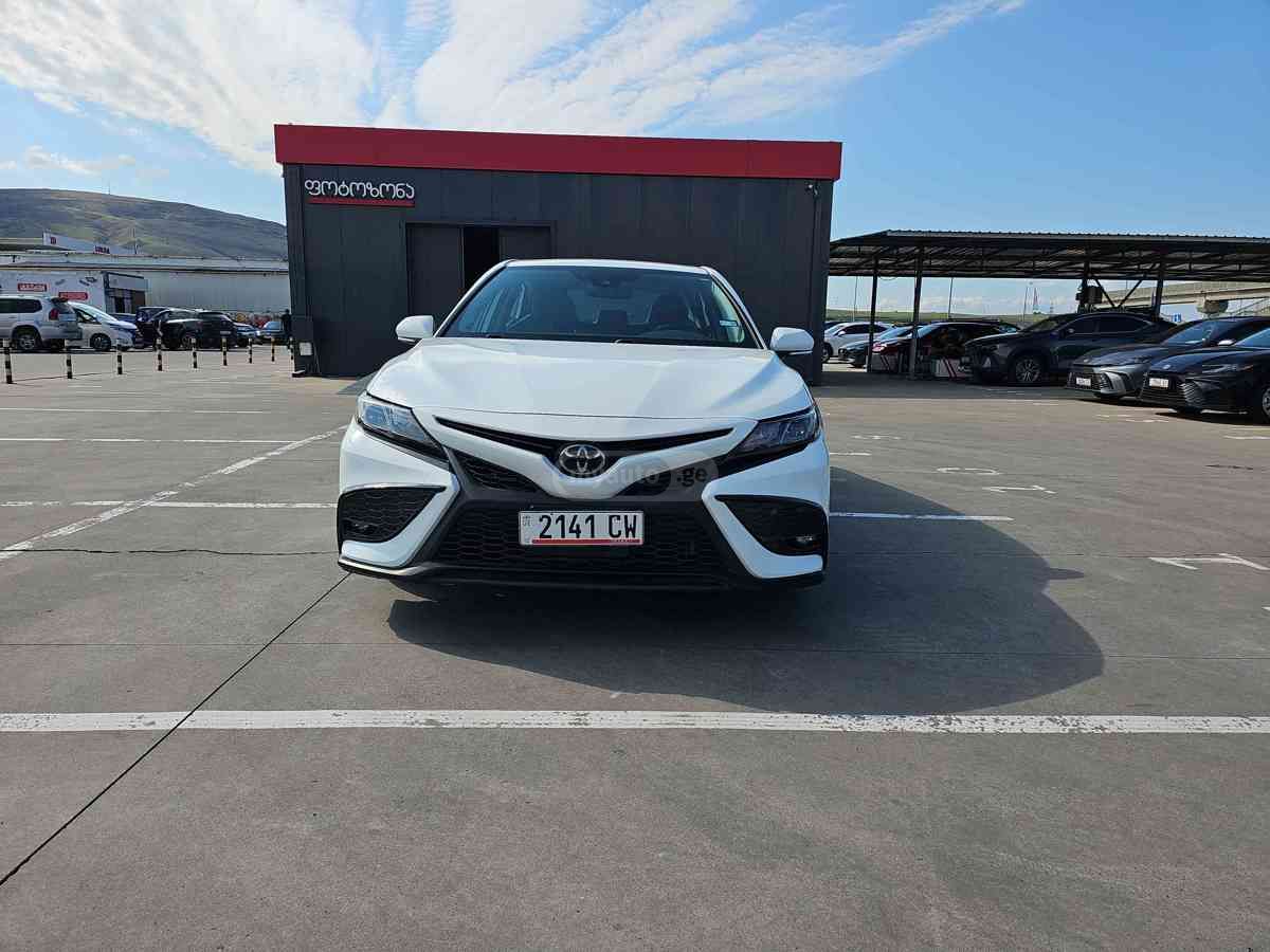 Toyota Camry 2022 — photo 2
