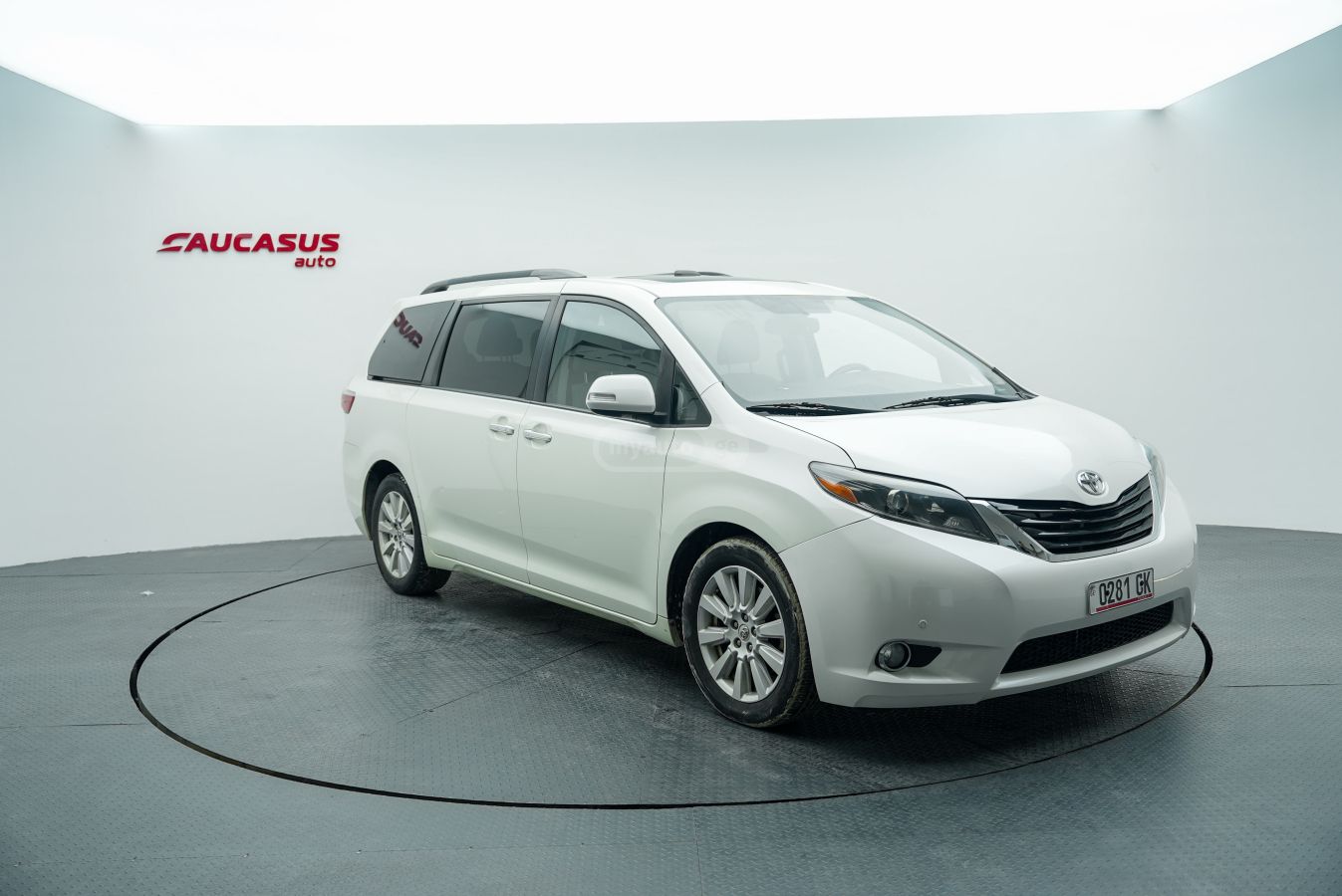 Toyota Sienna 2017 — photo 2