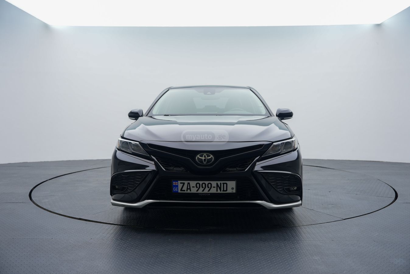 Toyota Camry 2022 — photo 2