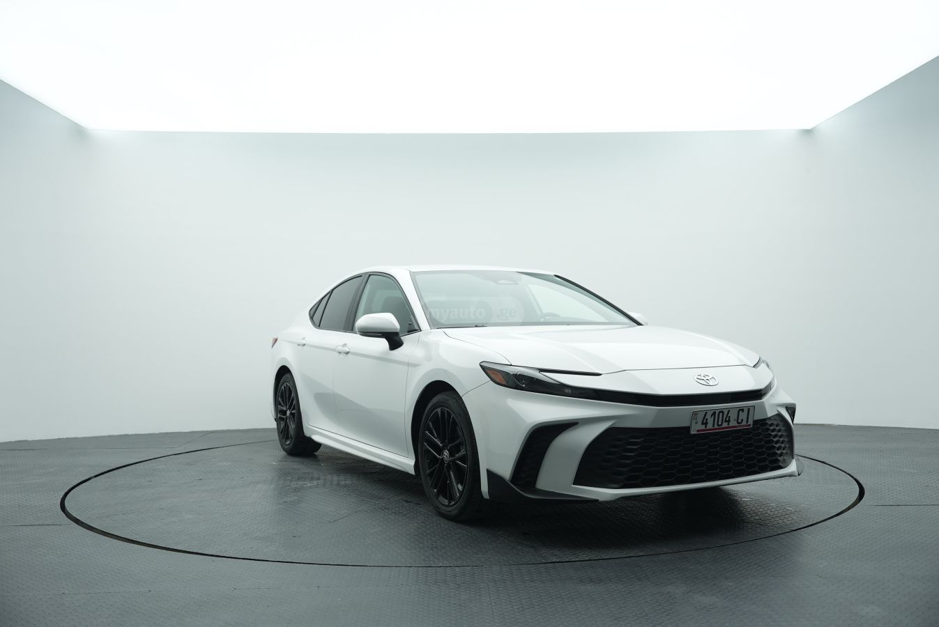 Toyota Camry 2025 — photo 2