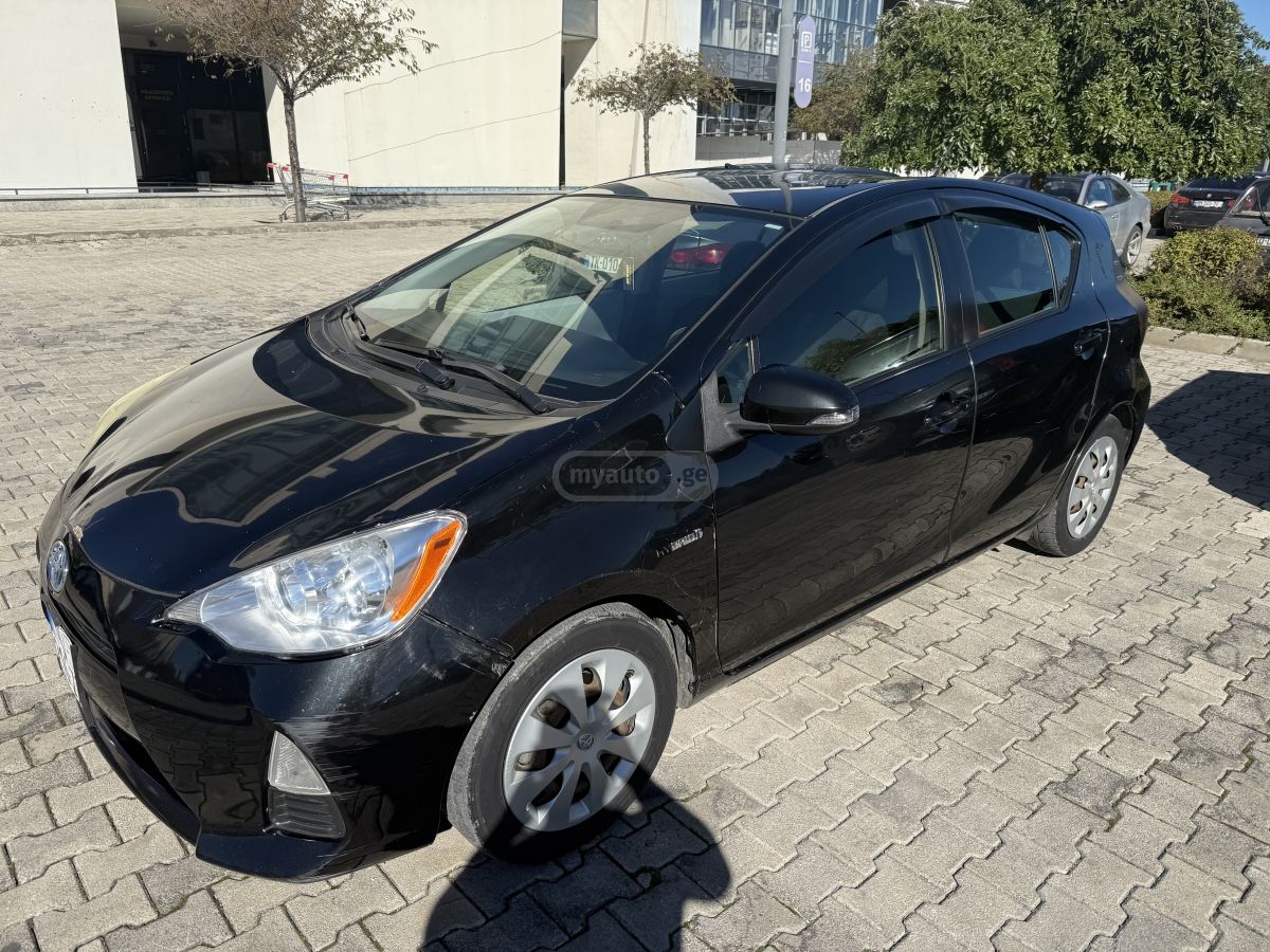 Toyota Prius C 2013 — photo 2