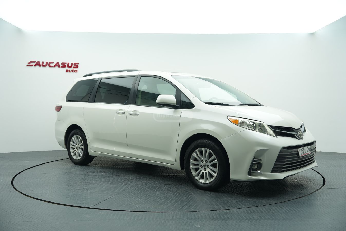 Toyota Sienna 2017 — photo 2
