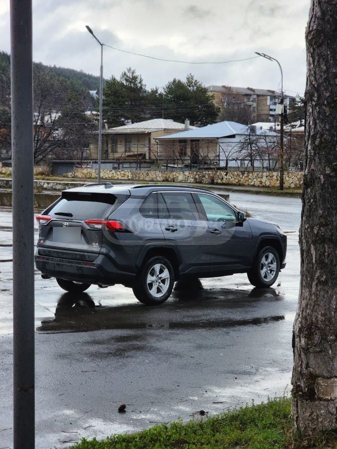 Toyota RAV4 2020 — photo 2