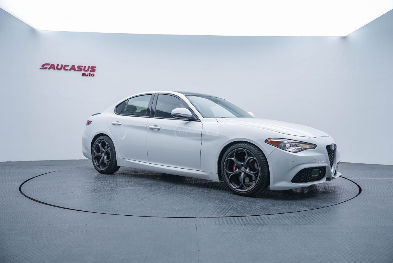Alfa Romeo Giulia 2019 — photo 2