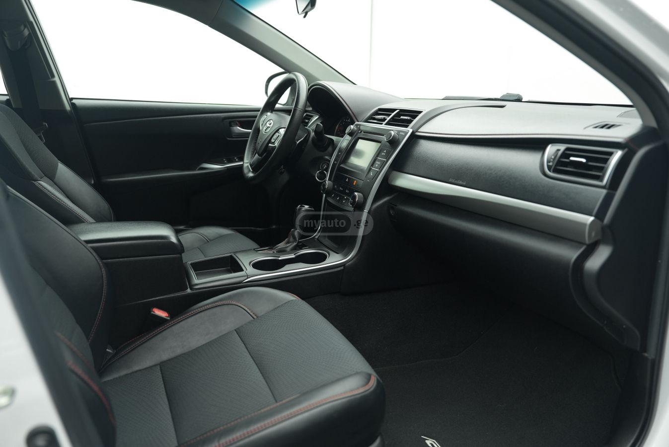 Toyota Camry 2017 — photo 2