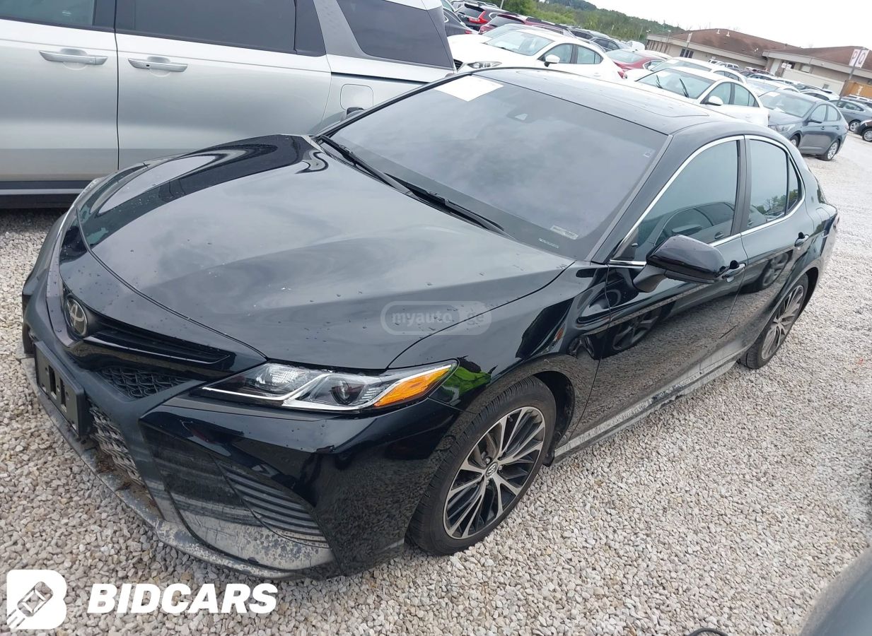 Toyota Camry 2018 — photo 2