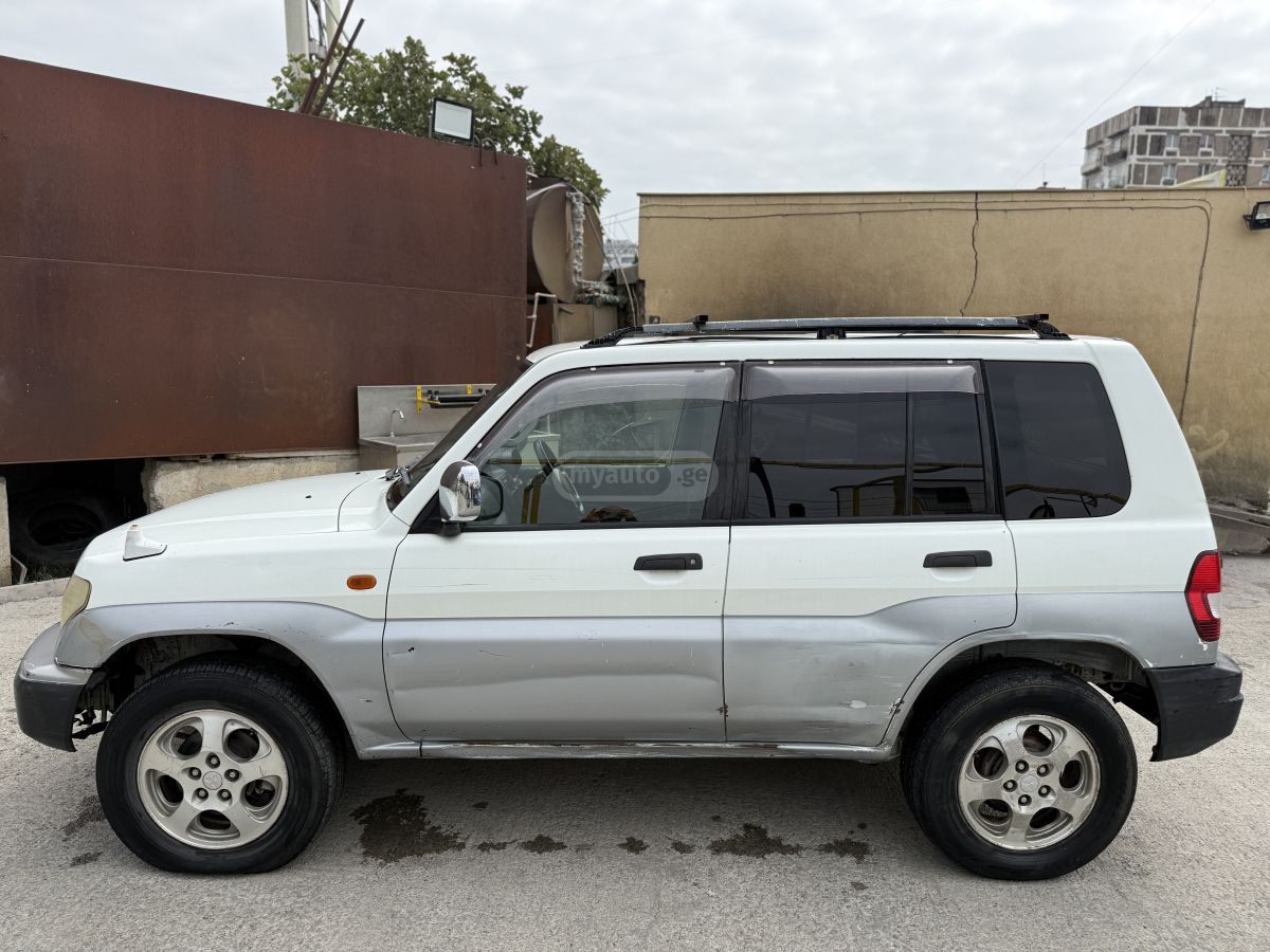 Mitsubishi Pajero IO
