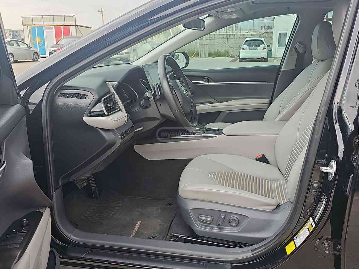 Toyota Camry 2021 — photo 2