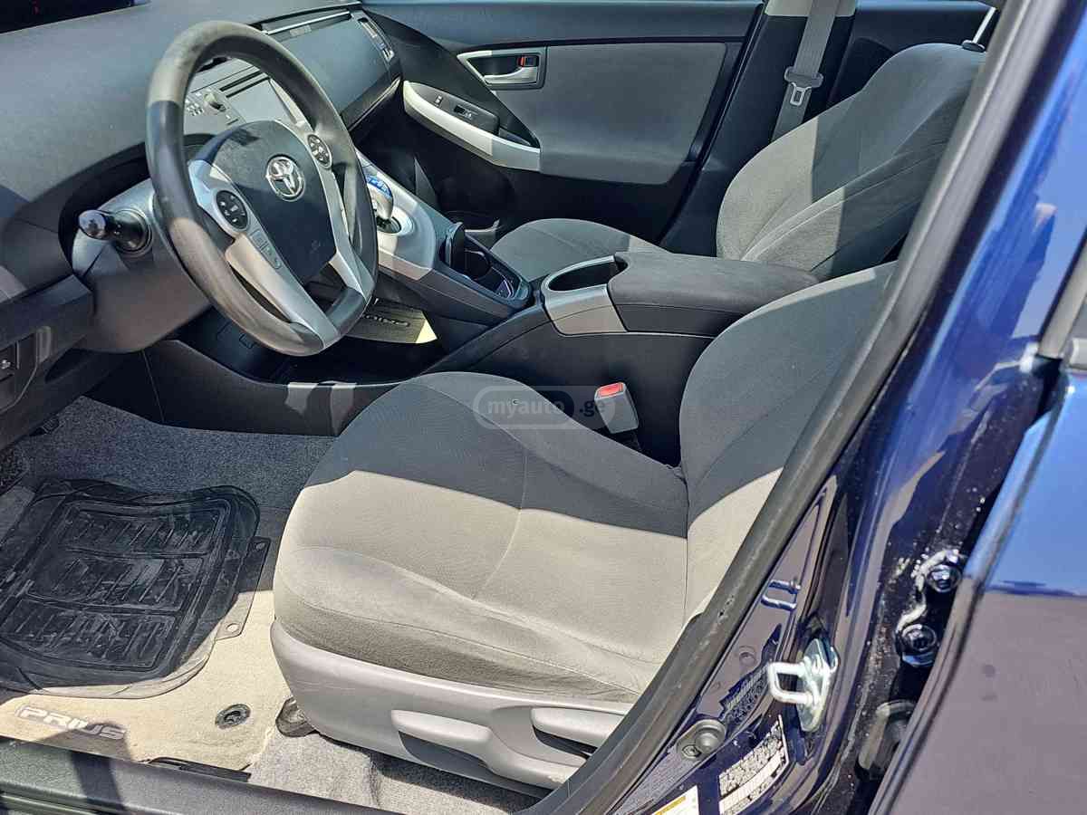 Toyota Prius 2014 — photo 2