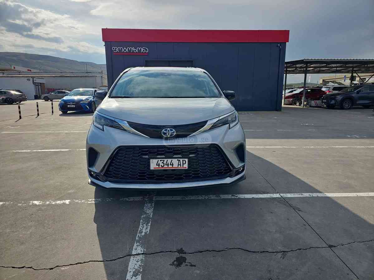 Toyota Sienna 2022 — photo 2