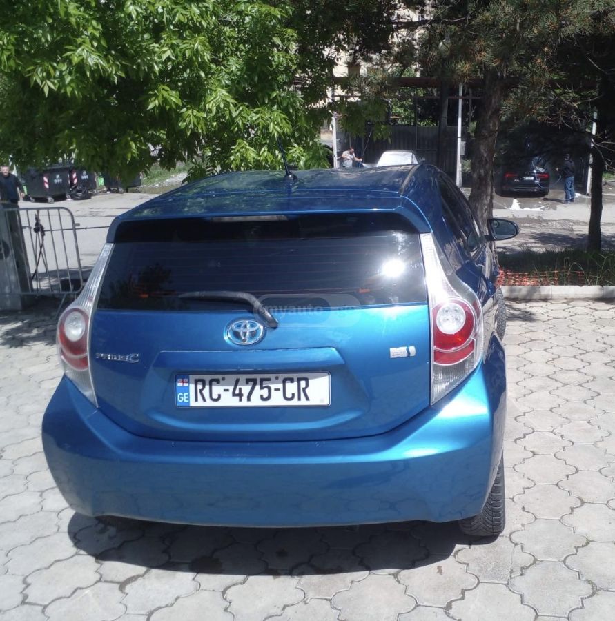 Toyota Prius C 2013 — photo 2
