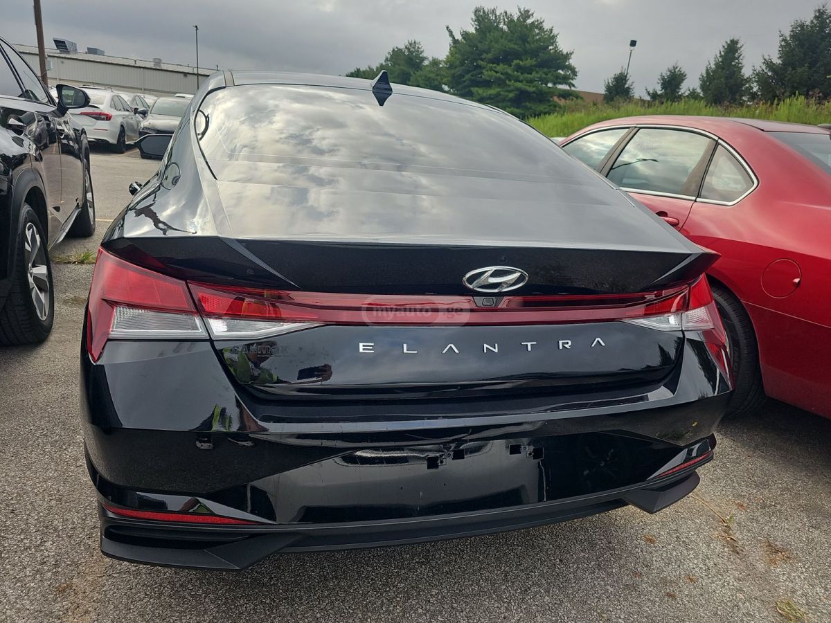 Hyundai Elantra 2023 — photo 2